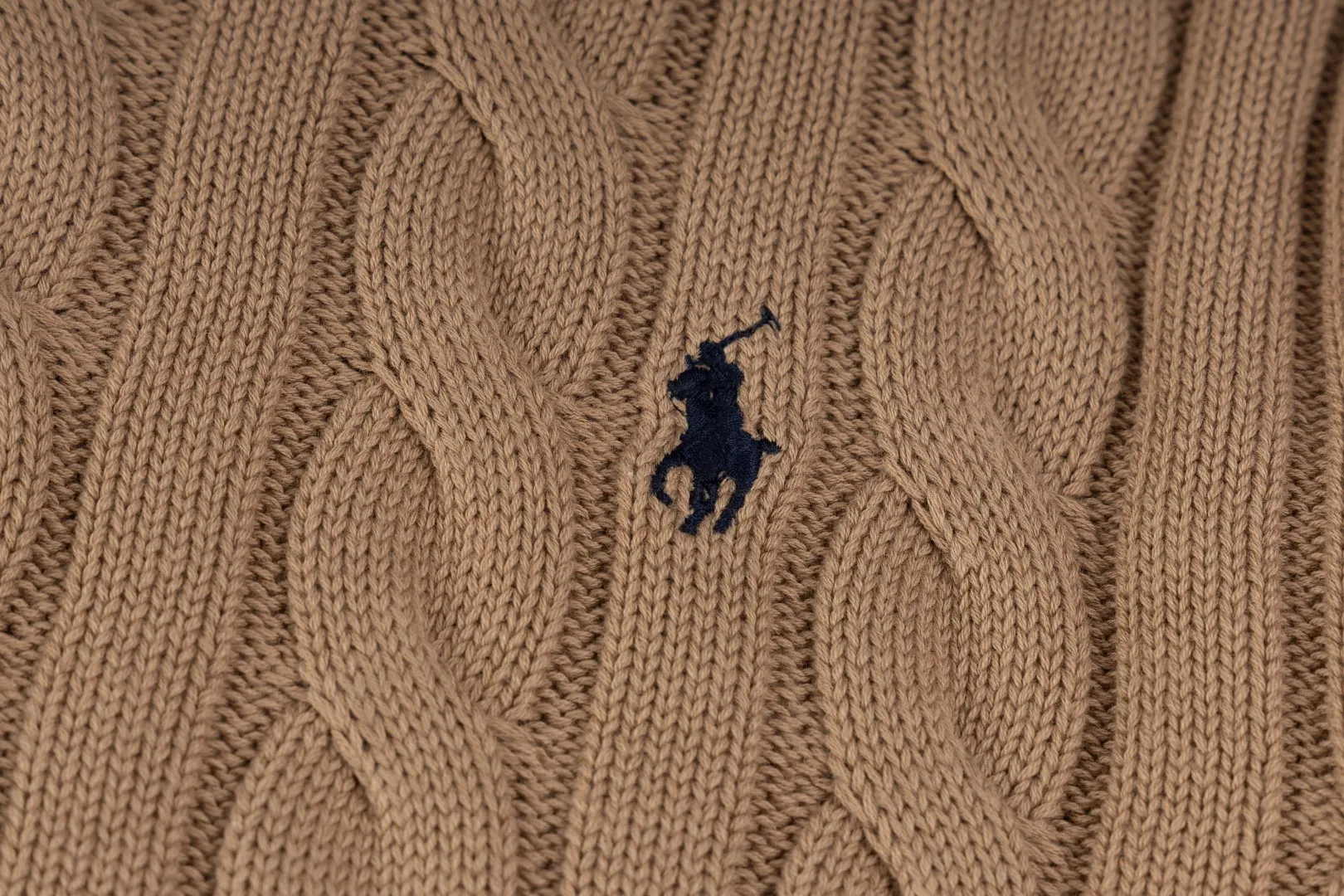 P220 #R91 RALPH LAUREN Ralph Lauren fourteen colors classic small label embroidery round neck pullover cable cardigan sweater men's top, high-density LOGO embroidery on the chest, original customization of tag accessories. Made of pure cotton yarn, pure cotton is skin-friendly and comfortable, small label war horse embroidered twist button round neck sweater 🐎 high quality, follow the blogger to learn how to wear it! Let’s buy a Ralph Lauren cable sweater. It’s a super hard-to-find series after it became popular. It’s hard to find one on the official website. It’s simple and practical to wear, with a lazy and loose feel. The thickened fabric has more texture, feels soft and delicate, and has a loose fit. Whether worn alone or layered, you can wear different styles of fashion with just one piece!   Size：XS S M L Sleeve length: 59/60/61/62/63